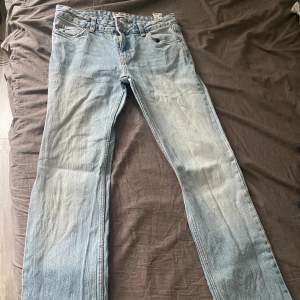 Lågmidjade jeans från Pull&Bear har andvänt några gånger men är i bra skick. 