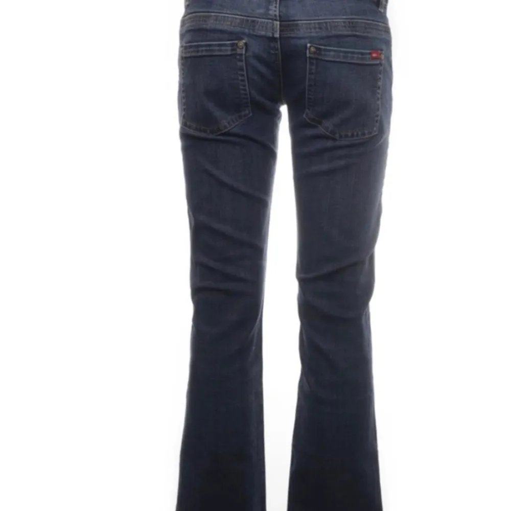 Säljer dessa jättefina low waist flared jeans i storlek 38 från only. Säljer pga att dom inte kommer till användning. Jeansen är i utmärkt skick och har bara användts ett fåtal ggr. . Jeans & Byxor.