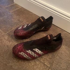 Adidas predator - Bra fotbollsskor som jag växt ut tyvärr! Storlek 40 är de på dessa och de är i bra skick! Skriv för diskussion om pris eller bilder eller bara om ni vill veta något😃