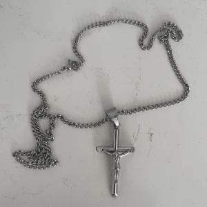 Calithe Crucifix/kors - Stainless steel har tröttnat på silver så använder de inte längre 9/10 shick ser ut som ny några frågar så svarar jag snabbt
