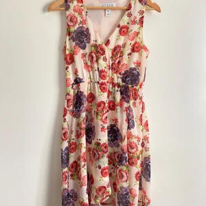 Blommig klänning 34 - Blommig v-ringad klänning stl 34. Fint skick. 🌸 Vi tvättar parfymfritt, röker INTE men katt finns i hemmet sedan några veckor tillbaka.