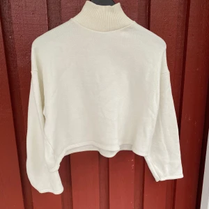 Vit polotröja  - Vit polotröja från zara. Jätte bra skick endast använts några gånger🩷