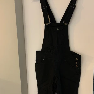 Hängselshorts - Svarta hängselshorts Jeansmaterial Från h&m Strl 38