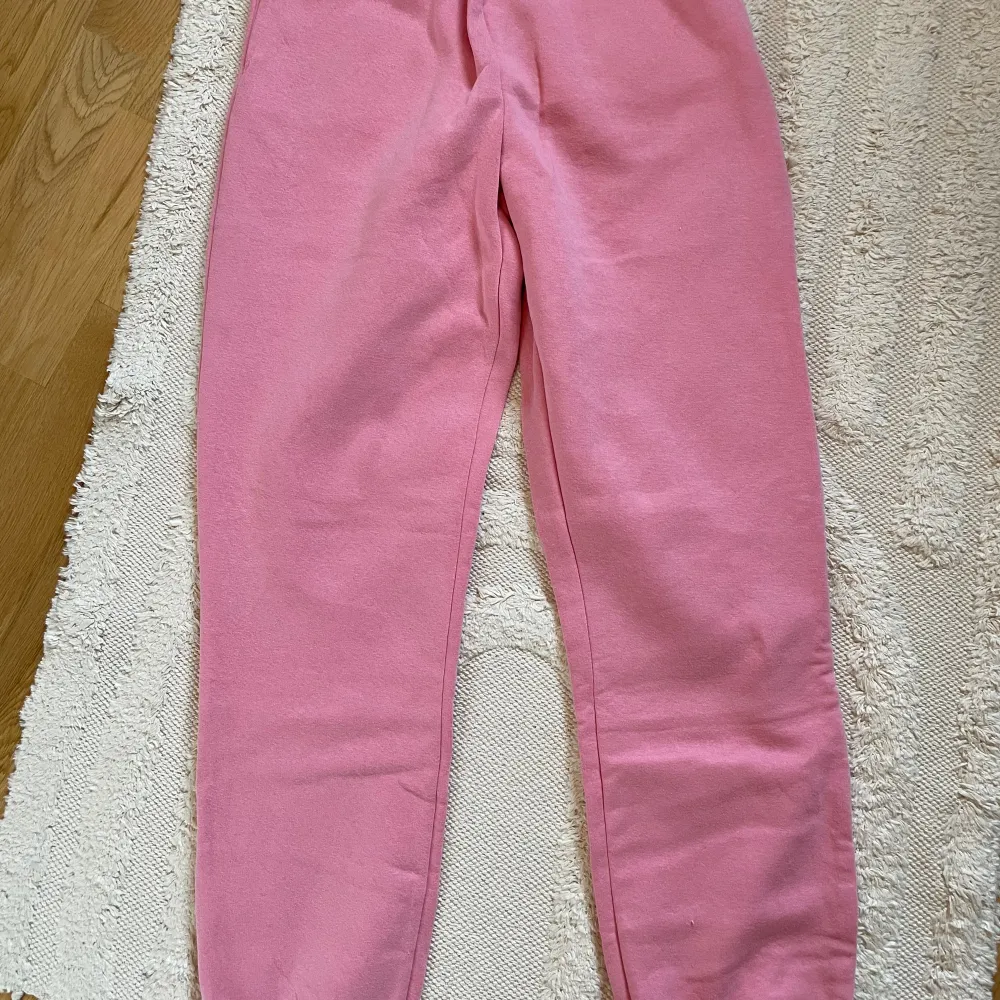 Rosa mjukisset från GinaTricot, lite oversized.  Överdel - S Sweatpants - XS Aldrig använt ⭐️ Båda för 260 kr <3. Hoodies.