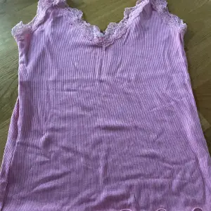 Rosa linne med spets kant, Kan eventuellt tvättas vid köp. Priset kan diskuteras +Frakt om upphämtning eller uppmötning inte är möjligt 