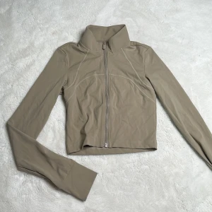 Tränings tröja/jacka - Beige tränings jacka/tröja  Oanvänd, saknar logga  Strl: S