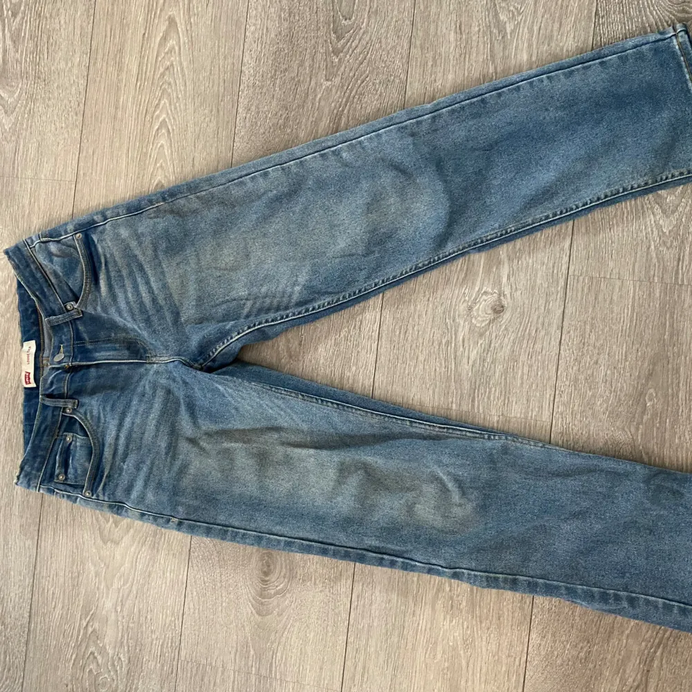 Blåa levis jeans i bra skick storlek 176. Jeans & Byxor.