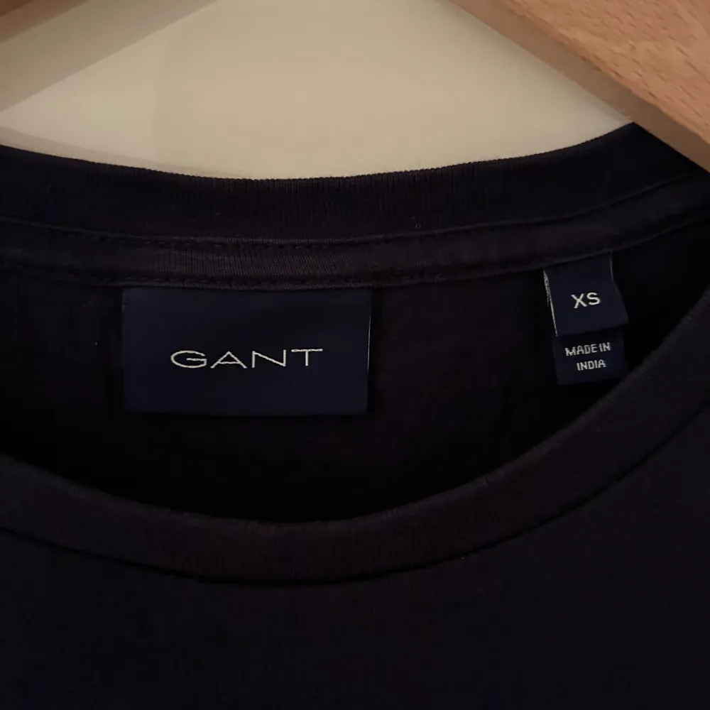 Kortärmad tröja från Gant. Mycket fint skick, knappt använd.  Marinblå Strl. XS. T-shirts.