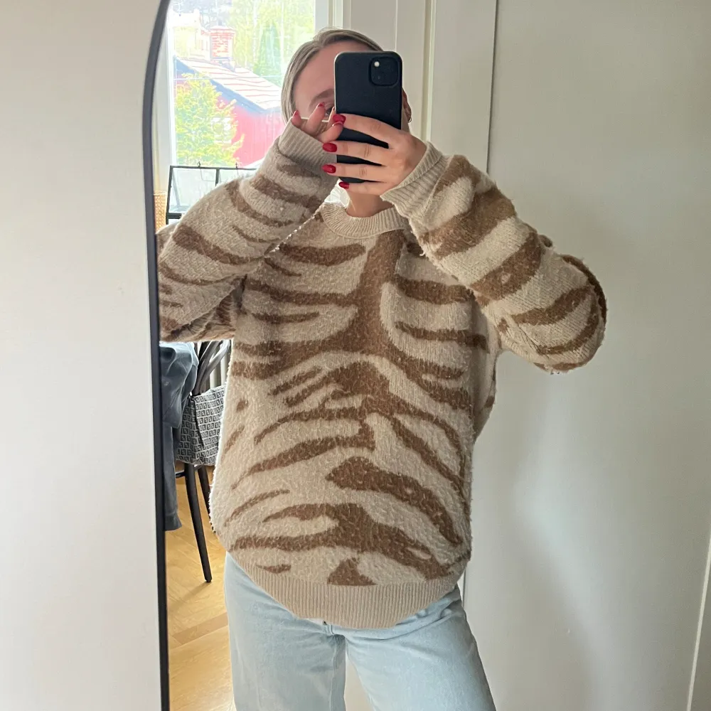 Säljer denna tröja från tiger of Sweden, väldigt nopprig men går att fixa lätt med noppmaskin! . Stickat.