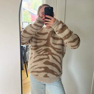 Säljer denna tröja från tiger of Sweden, väldigt nopprig men går att fixa lätt med noppmaskin! 