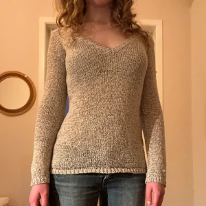 Stickad tröja  - Unik och jättecool tröja som har så bra passform. Inköpt på second hand men bra kvalitet fortfarande. Perfekt nu till sommaren eftersom den är så tunn. 