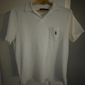 Ralph lauren frotté piké  - Säljer denna sjukt snygga Ralph lauren frotté piké i nära nyskick! Om ni har några funderingar är de bara att höra av sig! MVH