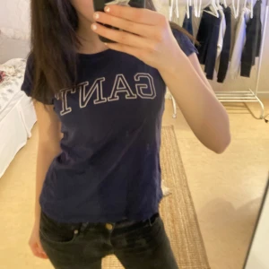 Gant topp - jättefint skick och skönt material. passformen är jättefin och den passar jättebra nu till sommaren!💞 tvättas innan den postas och skickas så fort som möjligt🩷