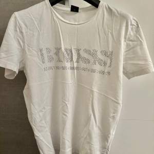 Hugo boss t-shirt som bara har varit i garderoben  Använd skick XS