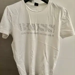 Hugo boss t-shirt som bara har varit i garderoben  Använd skick XS