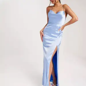 Säljer min fina balklänning från Nelly, som endast använts vid avslutningen i 9an❣️Superfint skick på klänningen och perfekt inför bal eller bröllop. Nypris 899kr, vid snabb affär kan priset prutas!!🤗💞