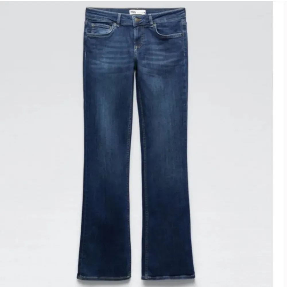 Low rise straight bootcut jeans i storlek 36. Helt nya, skriv privat vid intresse💕💕stretchiga o sköna jag är xs/s. Jeans & Byxor.
