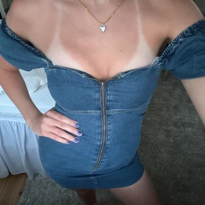 Kort Jeansklänning med dragkedja - Säljer denna skit snygga jeansklänningen med dragkedja, perfekt till sommaren😍