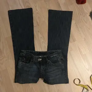 Lågmidjade bootcut jeans i storlek XS 🥰 Måtten: Midjemått: 39 cm (rakt över)  Innebenslängden: 76 cm 💕
