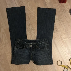 Lågmidjade bootcut jeans - Lågmidjade bootcut jeans i storlek XS 🥰 Måtten: Midjemått: 39 cm (rakt över)  Innebenslängden: 76 cm 💕