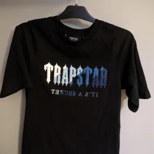Trapstar T-shirt - Skick 9/10, säljer för att denna pågrund av att den är för liten för mig