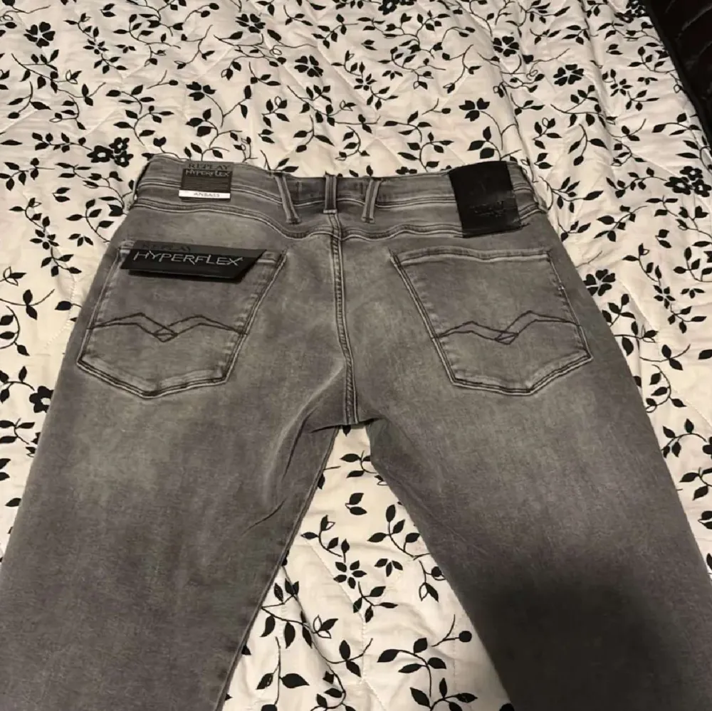 Ett par replay jeans hyperflex anbass. Dom är i ny skick 10/10 ändast använda 1 gång allt og finns förutom kvitto, det är stilrena utan flaws eller fläckar. Skriv pm . Jeans & Byxor.