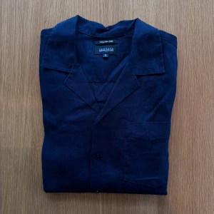 Kortärmad skjorta  - Kortärmad skjorta i mörkblå.   Rensar ur min garderob från en hel del oanvända kläder🌼 Om du ser något mer i min profil som du gillar så skickar jag med det till dig också!😊 Fler kläder kommer!