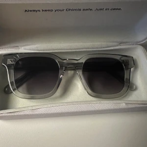 Chimi 04  - Hej   Jag säljer nu dessa chimi 04 för att jag har köpt andra. Skick 8/10 finns någon liten repa men inget som märks annars  super sköna glasögon, kvitto och box finns, Bara att skriva om ni undrar något. 