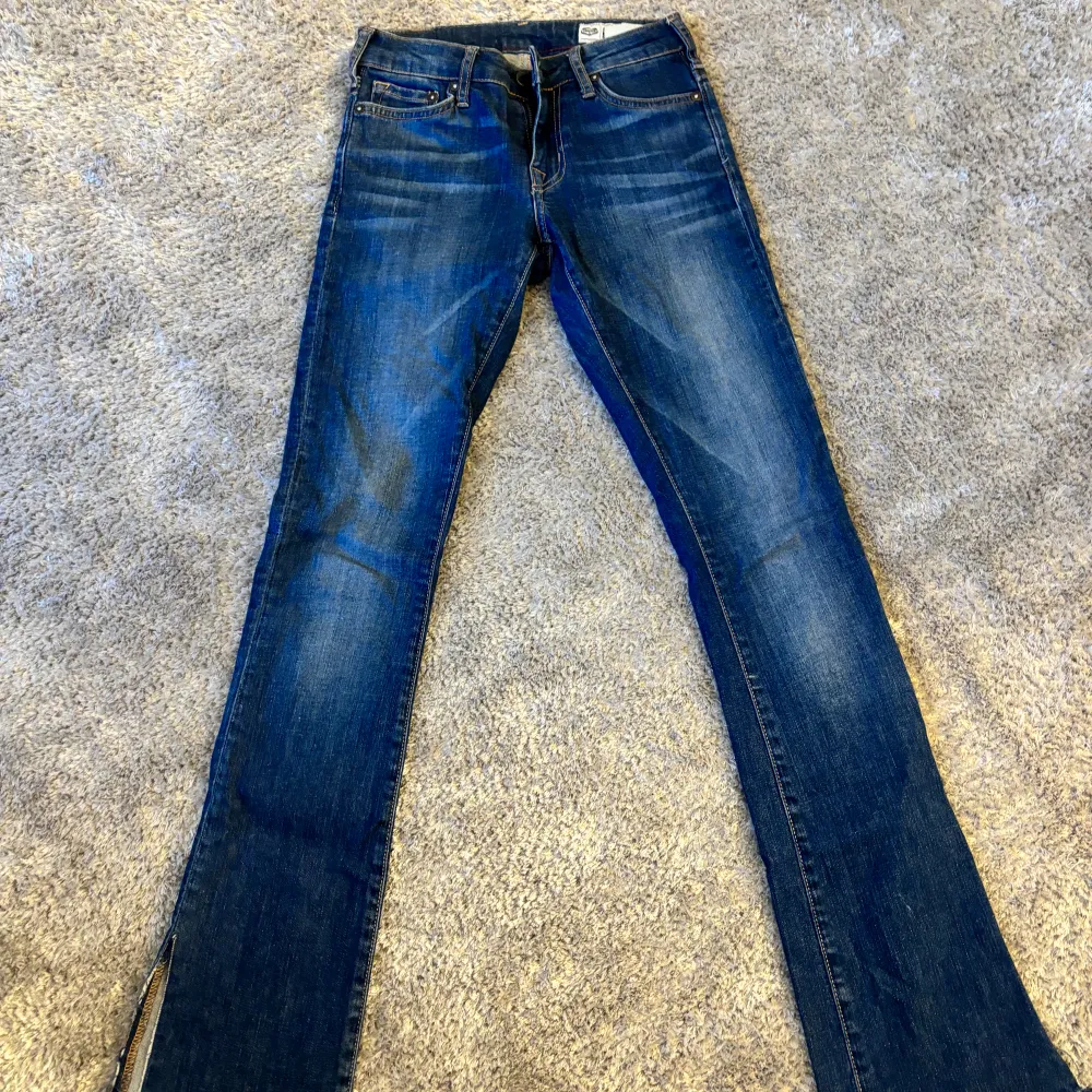 Snygga jeans från Crocker. Egen klippt slits längst ner. Jeans & Byxor.