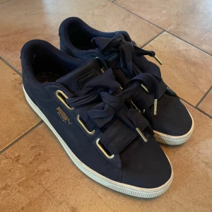 Marinblåa puma skor - Ett par snygga marinblåa puma skor i storlek 40 som inte kommer till användning. Skorna är i bra skick men tecken på användning finns på skaftet (se bild)💕 perfekta till sommaren!