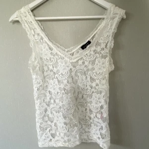 Spetslinne - Ett jättevackert spetslinne från Vila 💗köpt second hand men säljer då det var för stort! Storlek S men skulle säga att den är mer S/M. Den har en reva på framsidan men syns inte jättemycket på 🫶 hör av dig för bild på