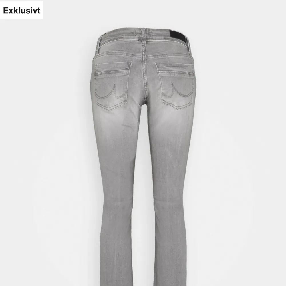 Jag säljer dessa supersnygga jeans eftersom de är för stora❤️ De har inga defekter och är så gott som nya😊Pris går att diskutera!. Jeans & Byxor.