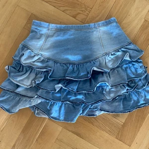 Volangkjol  - Säljer denna super fina volang/jeans kjolen!!!!