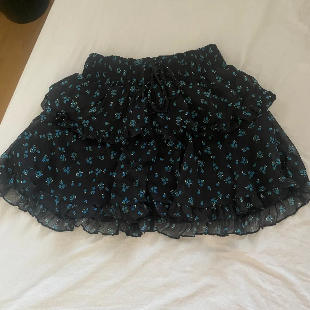 säljer denna svarta blåblommiga kjol köpt på asos pga att den inte riktigt passar mig. den är endast använd 1 gång. köpt för ett år sedan. perfekt nu till sommaren! kontakta om du har några frågor⭐️. Kjolar.