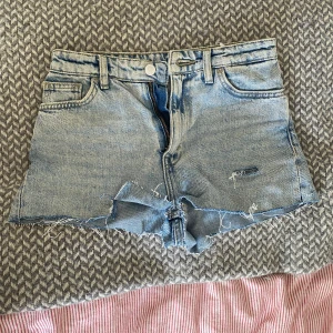 Lågmidjade shorts  - Lågmidjade jeansshorts från Monki  Bra skick 