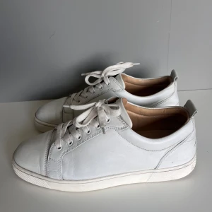 Christian Louboutin Louis  - Säljer ett par snygga Christian Louboutin Louis i storlek 41,5 (passar 42). Cond 7/10 skrapmärken, lite sliten sula och hål vid hälen. Kommer med dustbag