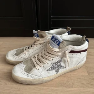 Golden Goose Skor - Ett par skit snygga Golden Goose skor i modellen ”Mid Star”. I storlek 39, knappt använda därav fina i skicket även därför jag säljer dom💕