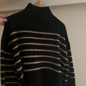 Stickad tröja  - En stickad tröja från ginatricot, storlek M, använd fåtal gånger och är i mycket bra skick! 