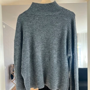 Stickad tröja  - Stickad tröja från Gina tricot. Som ny använd 2/3 ggr. Stl S