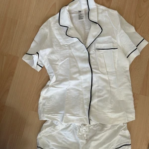 Linnepyjamas H&M - Superfint pyjamasset i linne frå H&M❤️🌸 I fint skick 
