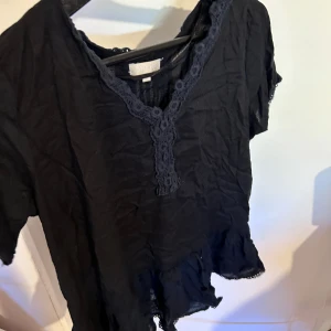 Svart tröja  - Säljer en jättefin svart tröja💗aldrig använt 