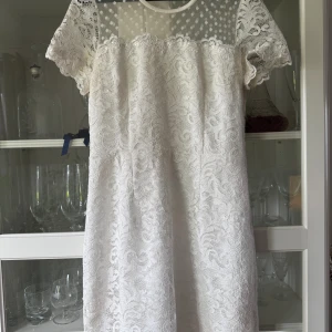 Spetsklänning Ida Sjöstedt  - Vit sin spetsklänning strl 40 från Ida Sjöstedt  Endast använt en gång 