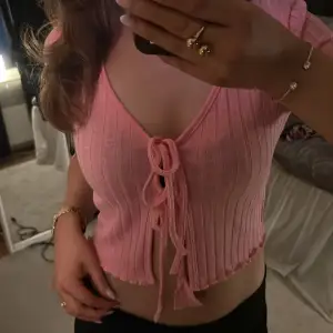 Så fin rosa tröja med knyt framtill! Den har en defekt (se sista bilden) men jag har ingen lust att fixa de då jag aldrig använder denna! 🤍