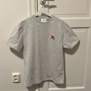 Axel arigato shirt  - Axel arigato t-shirt i storlek M(Passar L)  Snygg tröja som har hängt i garderoben pga för stor. Tröjan är i nytt skick då den aldrig har används.