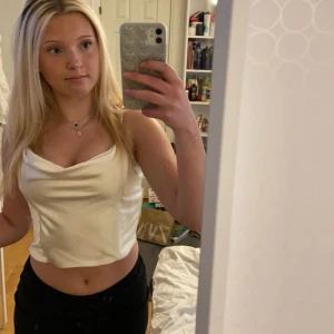 Satintopp - Topp i satinmaterial från Zara, har en inbyggd ”korsett”🎀Storlek M men passar även mig som har S, använd en gång så jättebra skick!💗