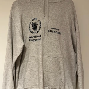 Balenciaga hoodie  - Ljusgrå hoodie balenciaga i jättefint skick  Storlek medium 