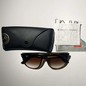 Ray Ban Boyfriends  - Riktigt fräscha glajor till Sommaren.   Nypris:1699 mitt pris:999  Kvitto och allt finns  Fråga om ni vill ha fler bilder.  Det är small modellen.🦩🦩🕶️