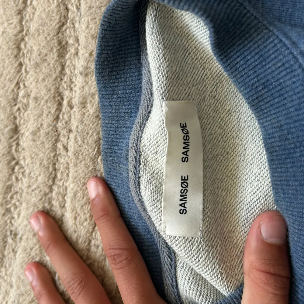 en sparsamt använd samsoe samsoe tröja i blå färg, tröjan är storlek L och passar om man är upp mot 180+, nypris ligger på 1200kr ungefär.. Tröjor & Koftor.
