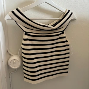 Söt topp - Säljer denna helt nya topp från hm! Nypris 299kr mitt pris 100kr. Säljer då den ej passade mig.🩵🩵 