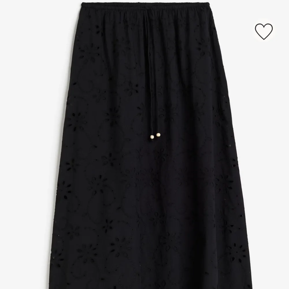 En svart långkjol från H&M som inte kommit till användning. Pris kan ändras💞 (köparen står för frakten). Kjolar.
